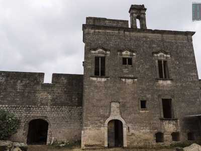 Di fronte a noi svetta la facciata dell'edificio principale: � in pietra, si sviluppa su due livelli ed � contraddistinta da un colore grigio sfumato a tratti dal verde del muschio